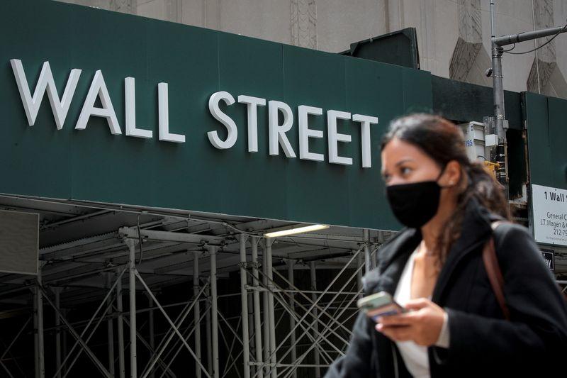 Wall Street cierra en baja: Ómicron e inflación preocupan a inversores 