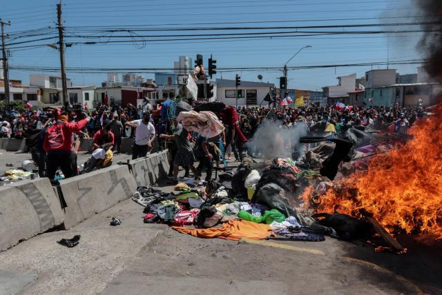 Antiinmigrantes queman campamentos de venezolanos en Chile