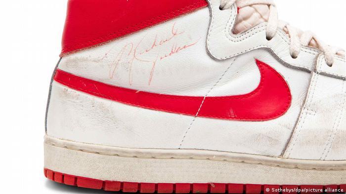 La Nación Subastan zapatillas de Michael Jordan a casi US$ 1,5 millones 