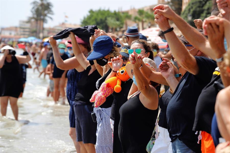Thousands of people give a symbolic hug to the Mar Menor to demand its recovery