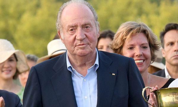 Primeras reacciones de familiares ante la salida de don Juan Carlos de España 