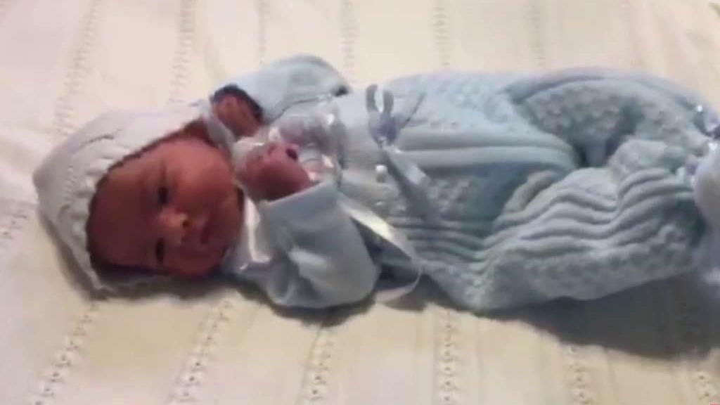 Mujer causa asombro en Twitter al revelar que dio a luz a un bebé de más de 13 libras