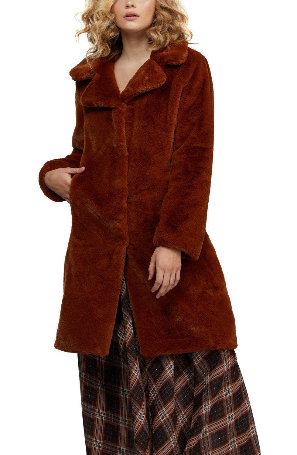 Crumpe Le manteau en fausse fourrure Badgely Mishka de 200 $ est en vente pour seulement 40 $ chez Walmart 