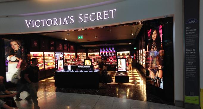 The opening of the first Victoria’s Secret in France provokes the rush