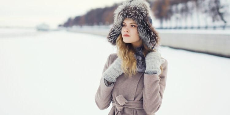 Comment s’habiller en hiver quand on est une femme ? Adopter la technique de l’oignon Jouer avec les matières Le détail à ne pas louper