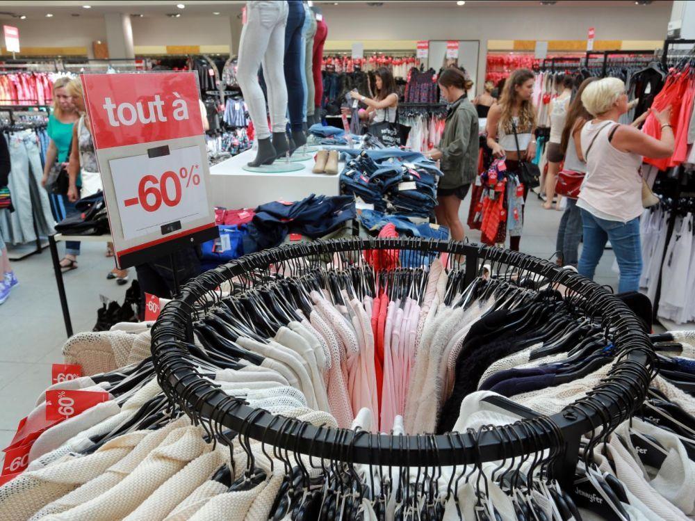 Soldes : pourquoi il faut toujours laver vos vêtements neufs avant de les porter