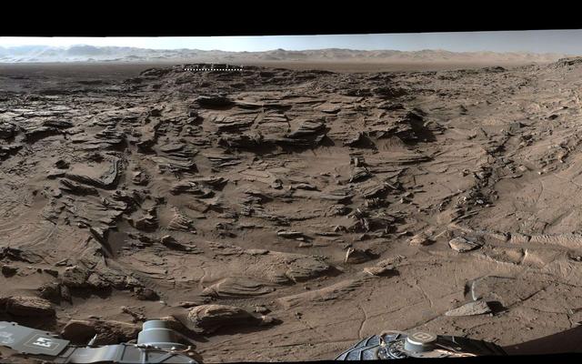 Un panorama de Curiosity montre un paysage chaotique