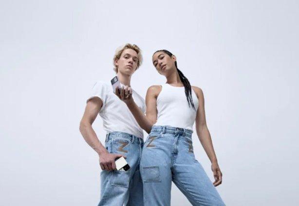 Samsung risks fashion and throws "jeans" pants