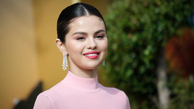 Selena Gomez habla de cómo mantiene sus cejas y ese corte de cabello que ama 