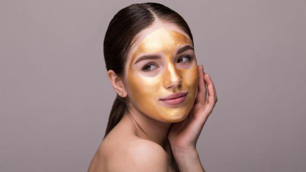 Piel joven: ¿Para qué sirve la mascarilla de oro y cómo usarla para eliminar arrugas y líneas de expresión? 