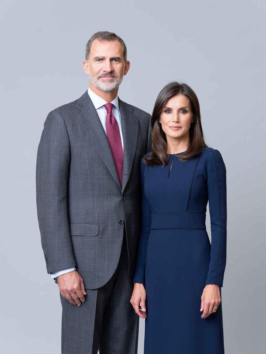Heart the mystery after the blue dress of Letizia in its official portrait: unpublished design or photoshop?