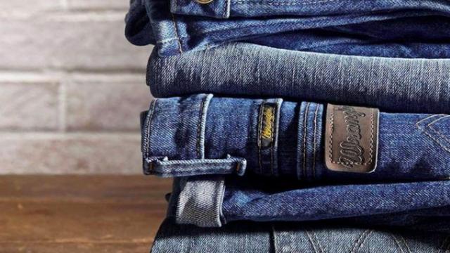 Cómo mantener limpios tus jeans sin usar la lavadora 