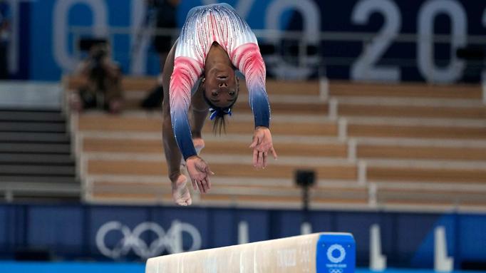 Simone Biles se despide compitiendo y con un bronce