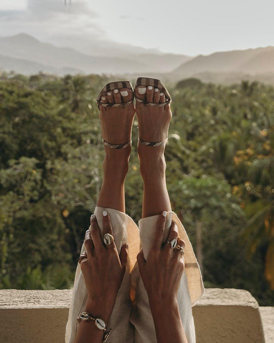 Estas sandalias de Mango cuestan menos de 30 euros y son perfectas para tus looks de invitada: cómodas, baratas y favorecedoras