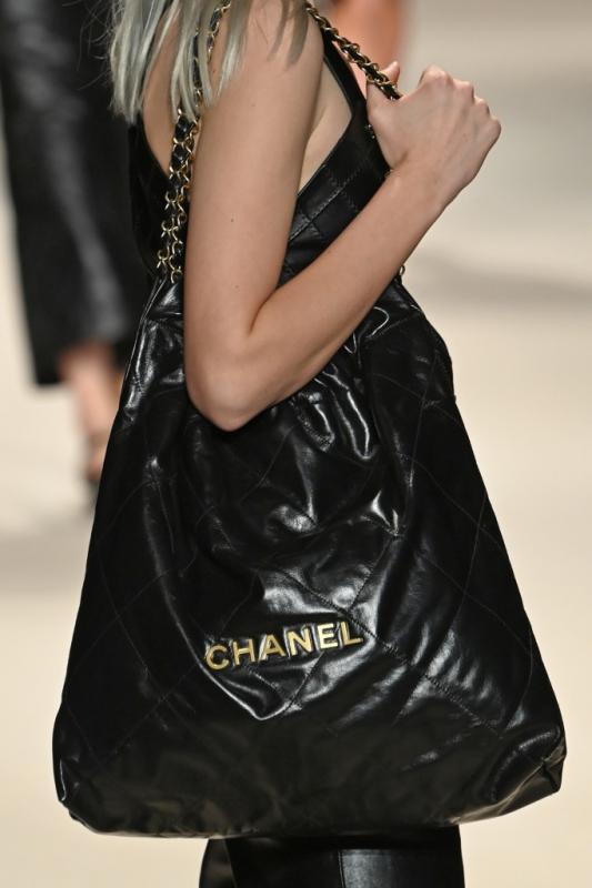 Pourquoi Chanel a augmenté le prix d'un sac de près de 2000 euros en seulement quelques mois 