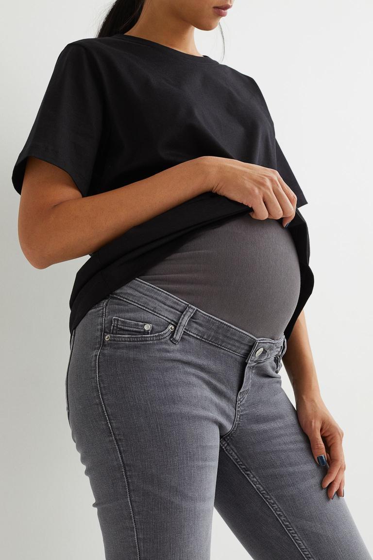 15 prendas básicas de embarazada para comprar en rebajas que te solucionan tu fondo de armario premamá