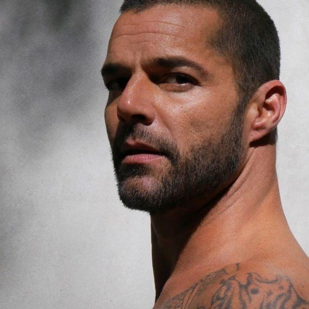 Ricky Martin appears with "new face" and the networks do not forgive him