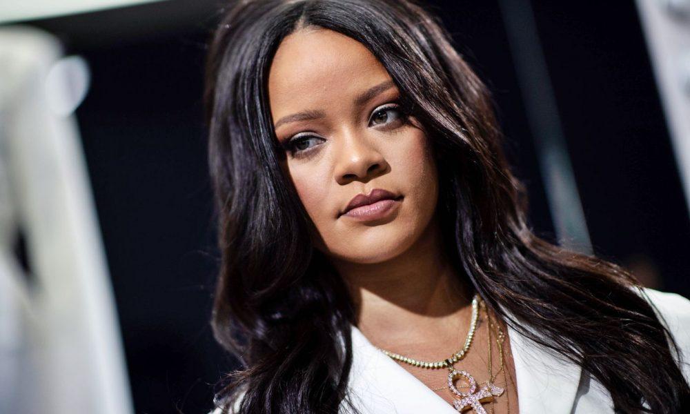 Rihanna "steals" the show from Victoria's Secret