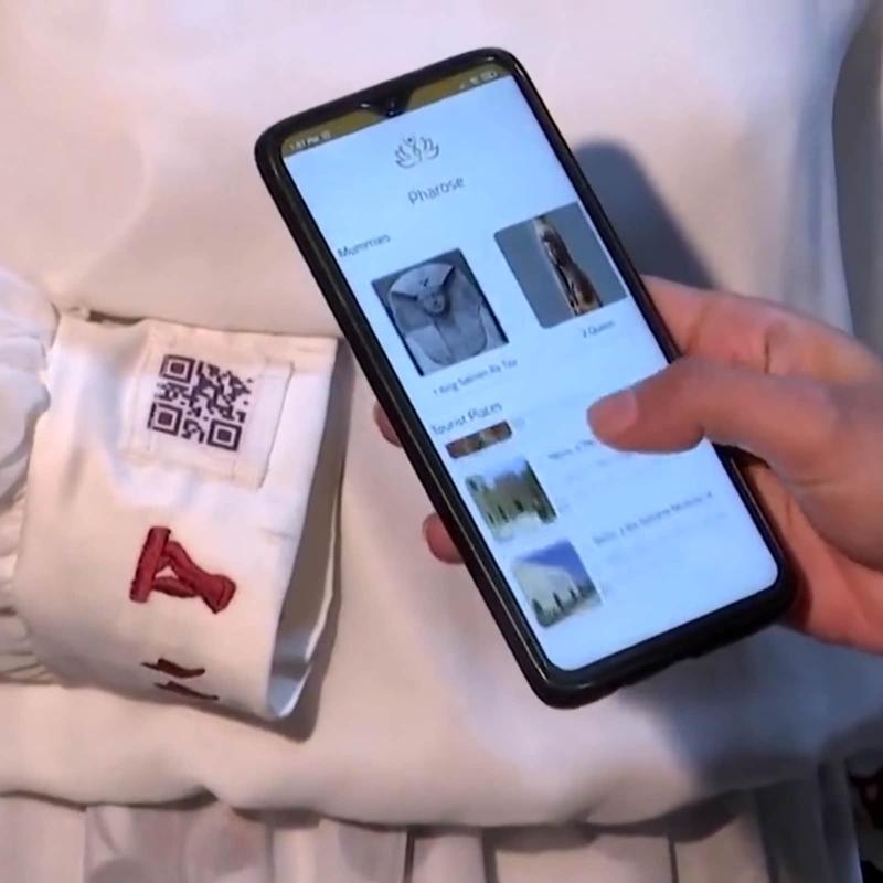 Ce designer a créé une robe de code QR pour explorer les anciens sites d'Égypte