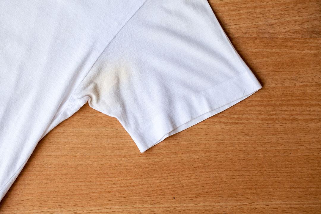 10 trucos para quitar las manchas de sudor fácilmente 