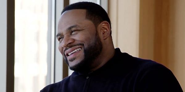 Former NFL star Jerome Bettis returns to Notre Dame 30 years later to get his degree 