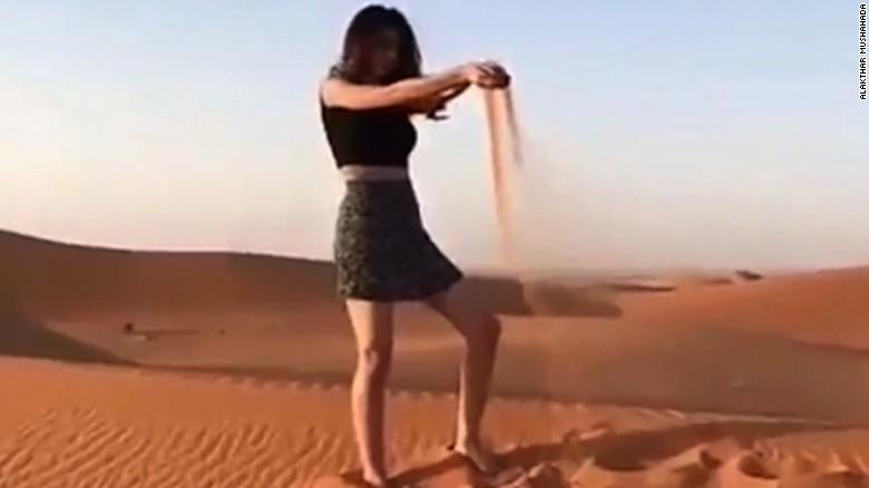 La policía de Arabia Saudita detiene a una mujer por un video en el que llevaba minifalda 