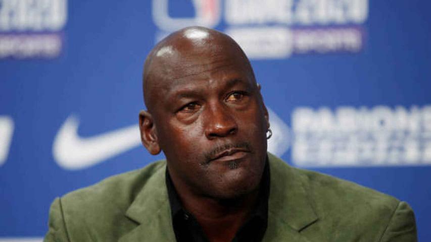 Michael Jordan se pasa el juego de las subastas con las estrellas: pelea por su ropa interior usada