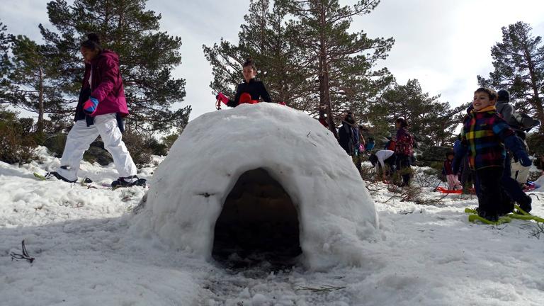 Madrid 'Inuits' with snowshoes and igloos