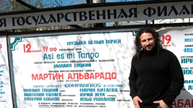 The history of the most popular singer of tangos in Russia: he is Argentine and signature autographs as a pop star