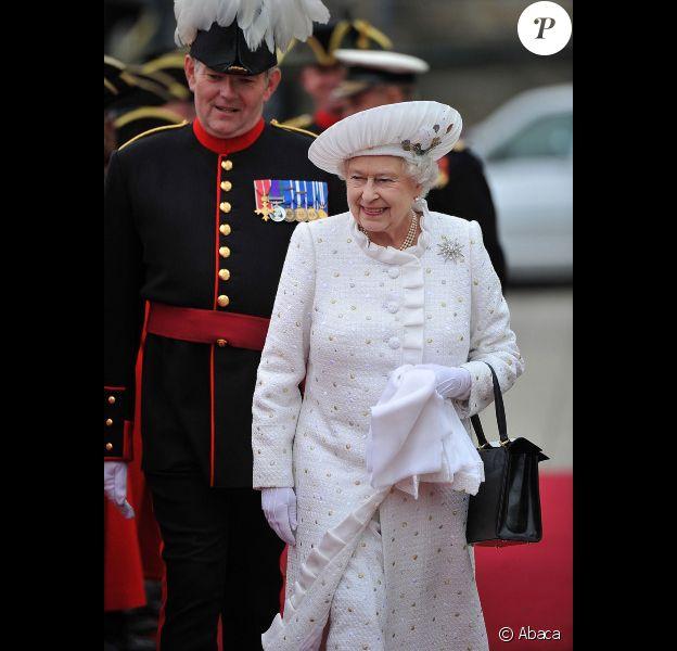 Reine Elizabeth II : élégante en rose malgré la canne à la main