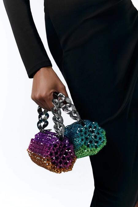 La nueva colección de bolsos de Zara parece estar sacada de una tienda de lujo: a todo color y con mucha pedrería 