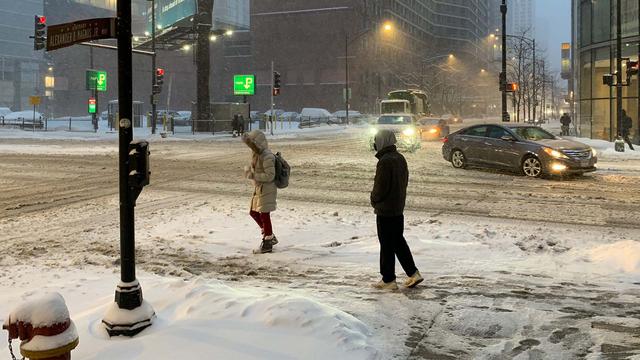 Departamento de Calles y Saneamiento de Chicago despliega 211 esparcidores de sal para remover nieve de vías públicas 