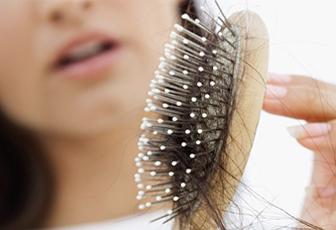 Solutions naturelles et efficaces pour stopper la chute des cheveux