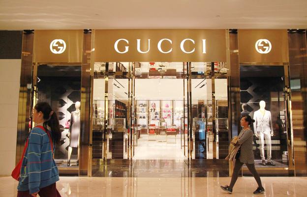 Les boutiques de luxe voient de longues files d'attente se former en Chine 