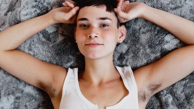 “I am androgynous”: the story of a young woman who stopped shaving, wearing a bra and questions gender divisions 