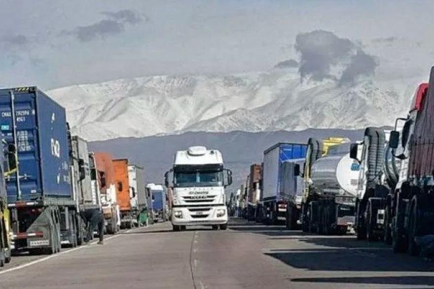 Colapso en la frontera con Chile: más de 3.000 camiones varados 