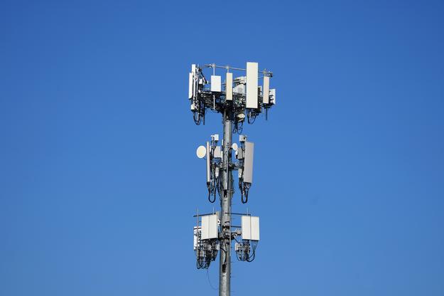 FAA clears Verizon and AT&T to activate more 5G towers