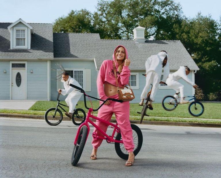 Jennifer López se lleva todas las miradas al posar con tacones y en bicicleta