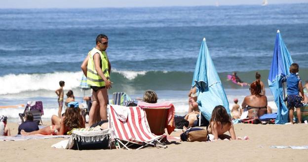 Dos 'hondartzainas' se encargan del cuidado de la playa debarra
