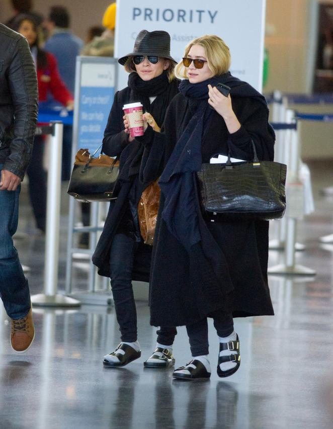 El ‘look’ de oficina de Mary-Kate y Ashley Olsen: zapatillas Vans, bolso de lujo (en el suelo) y maxigafas de sol