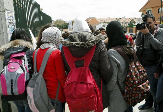 Adiós al hiyab en las aulas del país con más musulmanes del mundo