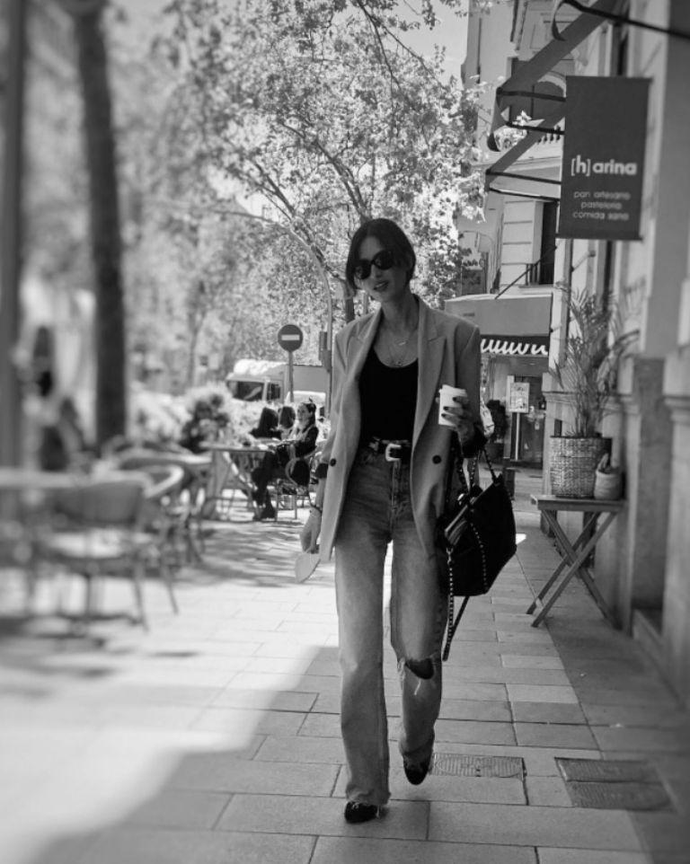 Sara Carbonero y el bolso de lujo súper costoso que combina con jeans 