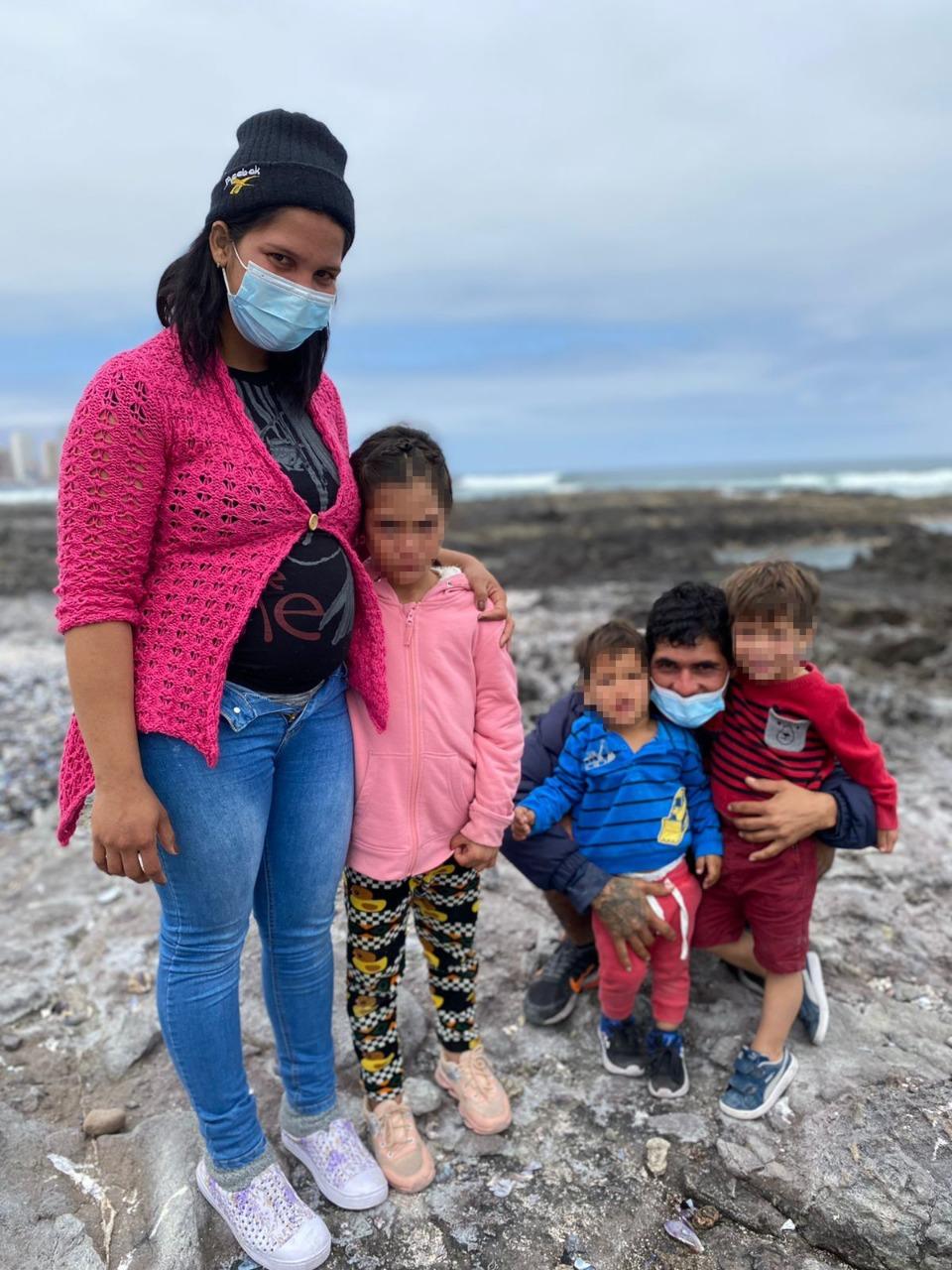 Los niños migrantes después de las llamas en Iquique