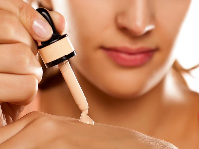 Bases de maquillaje efecto sérum que cuidan la piel ¡mientras unifican el tono facial!