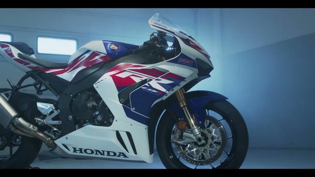 Watch out: the Honda CBR1000RR-R SP 1992 CBR900RR-esque livery may cause a sudden crush on the Fireblade 