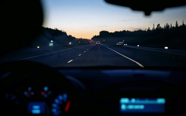 Driving at night: this is what you should know to do so safely