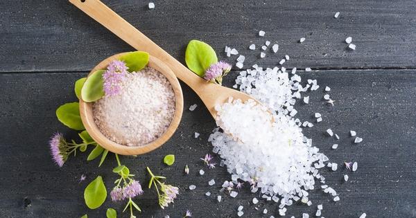 Baño de sal gruesa y vinagre: cómo limpiar las malas energías