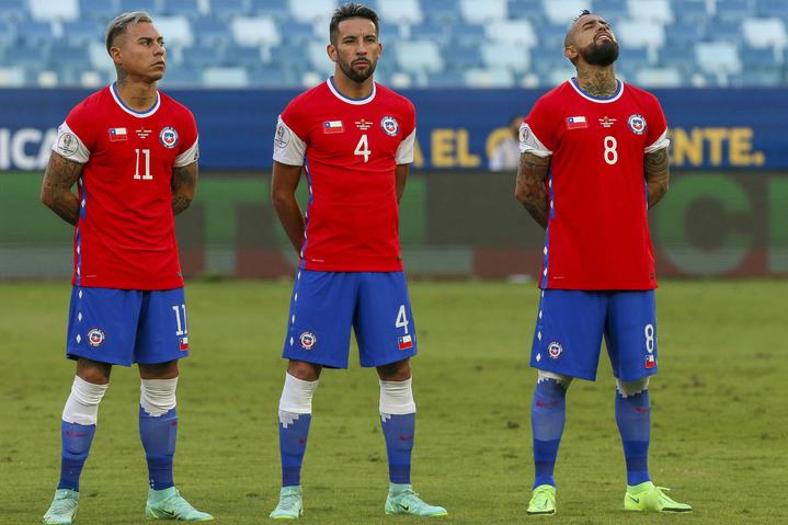La selección chilena se vestirá con las tres tiras: adidas gana la licitación y diseñará la nueva camiseta de la Roja por los próximos cinco años 