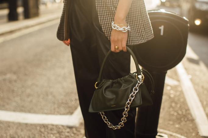 A fashionable bag chain