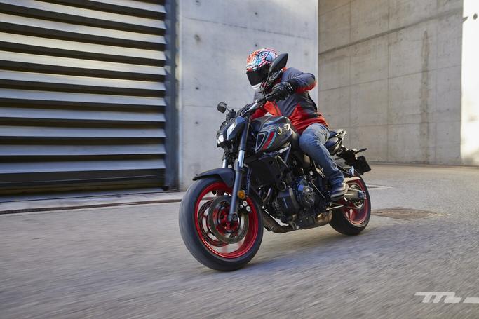 Probamos la Yamaha MT-07: una equilibrada moto naked para el carnet A2 que acierta con el (controvertido) cambio estético 